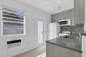 3061 Oak Ave in Miami, FL - Building Photo - Building Photo
