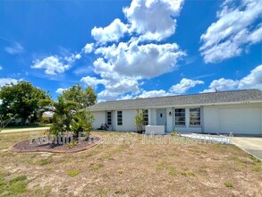 1228 SE 37th St in Cape Coral, FL - Foto de edificio - Building Photo
