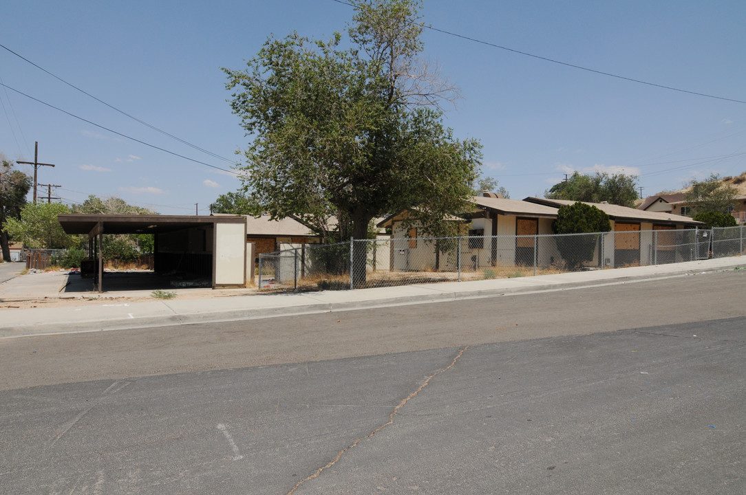 15504 Hesperia Rd in Victorville, CA - Building Photo