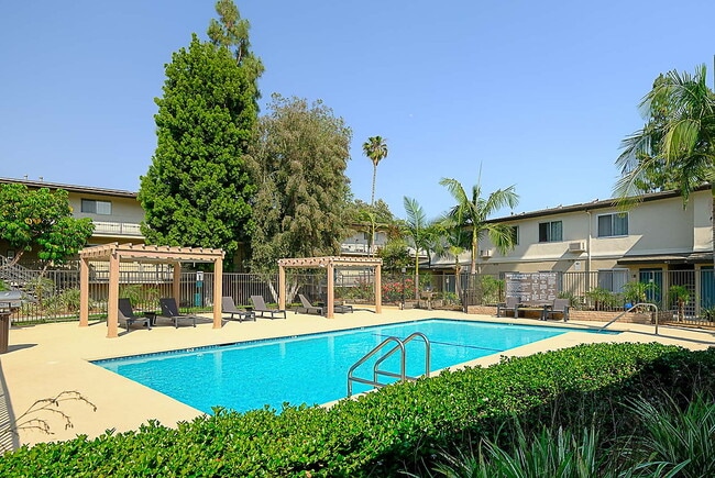 Walnut Heights in Walnut, CA - Foto de edificio - Building Photo