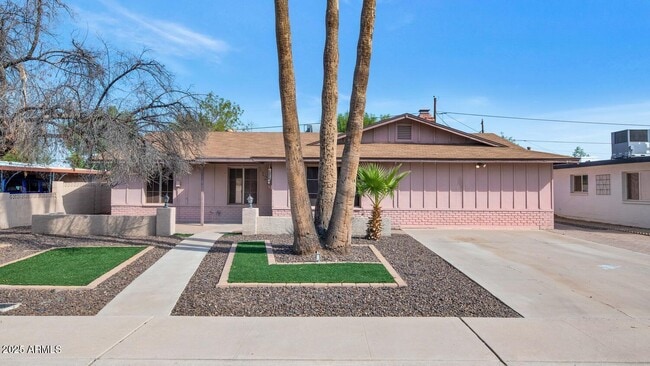 property at 1128 E Broadmor Dr