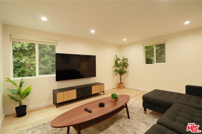 9042 Phyllis Ave in West Hollywood, CA - Building Photo - Building Photo