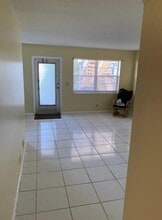 74 Sheffield D in West Palm Beach, FL - Foto de edificio - Building Photo