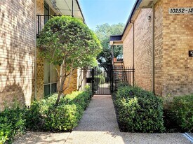 10248 Regal Oaks Dr in Dallas, TX - Building Photo