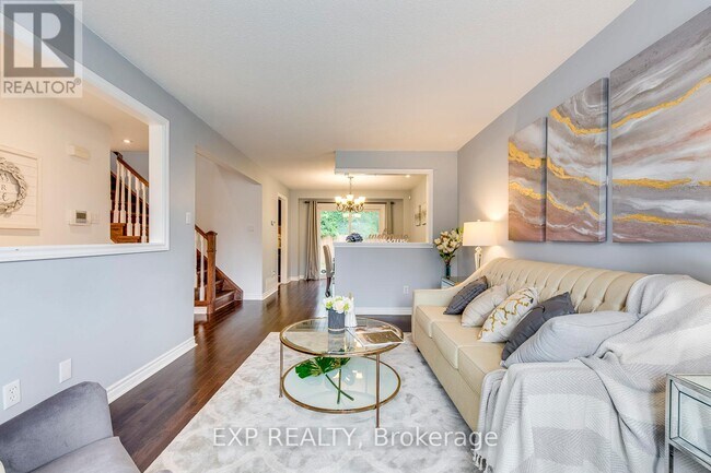 102 Orsett St in Oakville, ON - Building Photo - Building Photo