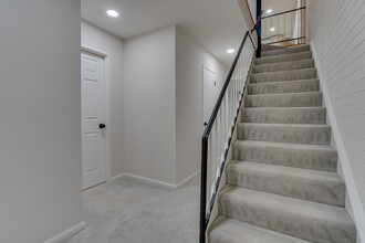 7917 Schuyler Ct, Unit Primary in Annandale, VA - Foto de edificio - Building Photo