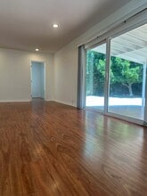 18241 Schoenborn St in Northridge, CA - Foto de edificio - Building Photo