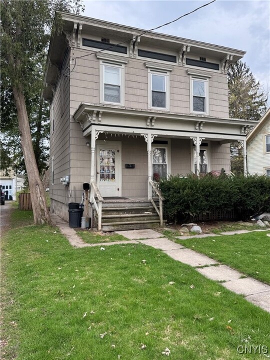 215 James St in Canastota, NY - Foto de edificio