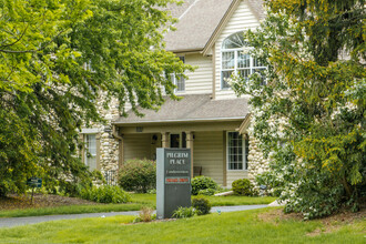 Elm Grove Parkway in Elm Grove, WI - Foto de edificio - Building Photo