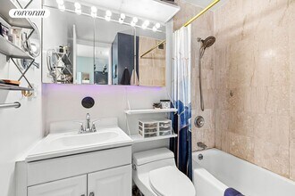 350 W 50th St in New York, NY - Building Photo - Building Photo