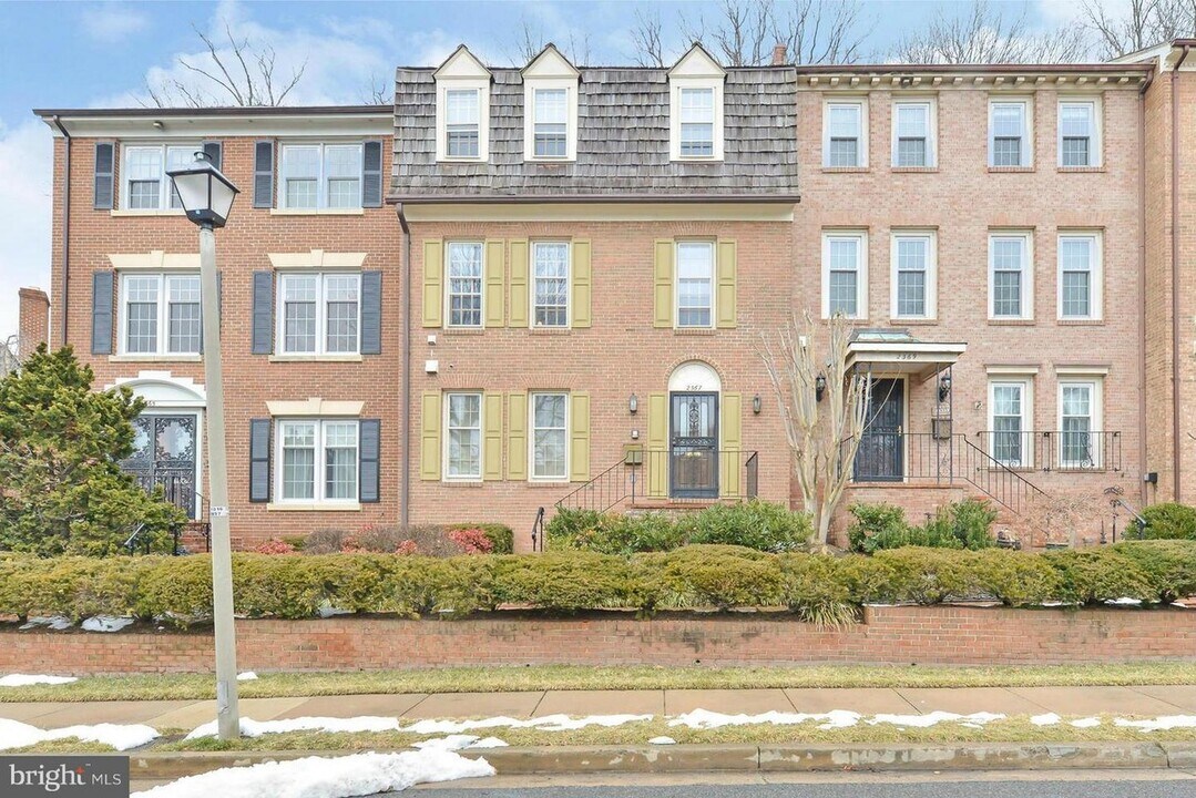 2367 S Queen St in Arlington, VA - Foto de edificio
