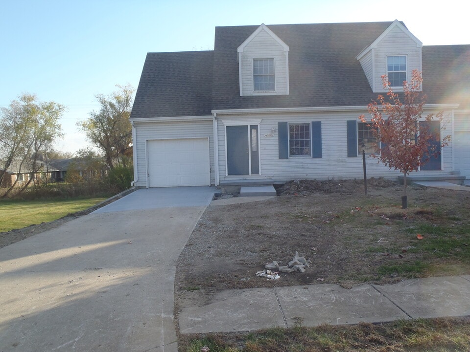 4006 Beacon Hill Ct in St. Joseph, MO - Building Photo