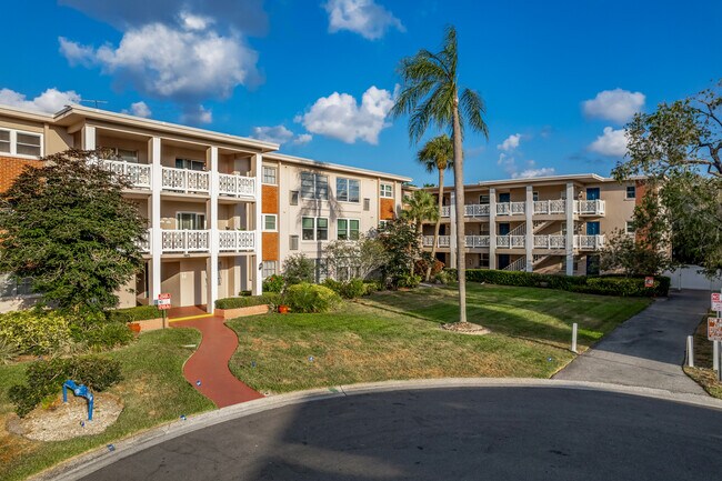 Mayfair in St. Petersburg, FL - Building Photo - Building Photo