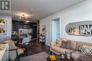 18 Erskine Ave in Toronto, ON - Building Photo