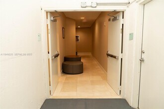 150 Sunny Isles Blvd in Sunny Isles Beach, FL - Foto de edificio - Building Photo