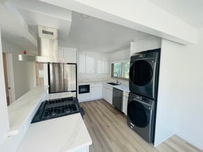 100 Montreal St, Unit 100 in Playa Del Rey, CA - Building Photo - Building Photo