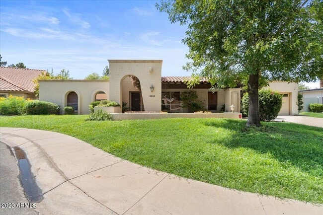 property at 8425 E Vía Ruidosa