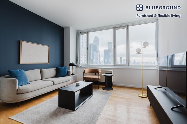 635 W 42nd St