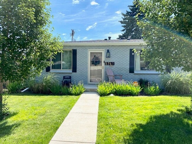 5740 S Cherokee St in Littleton, CO - Foto de edificio - Building Photo