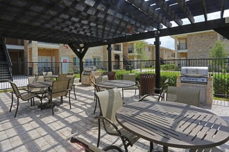 Villa Regale Apartments in McAllen, TX - Foto de edificio - Building Photo