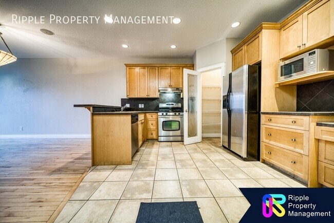 720-756 56 Ave SW in Calgary, AB - Building Photo - Building Photo