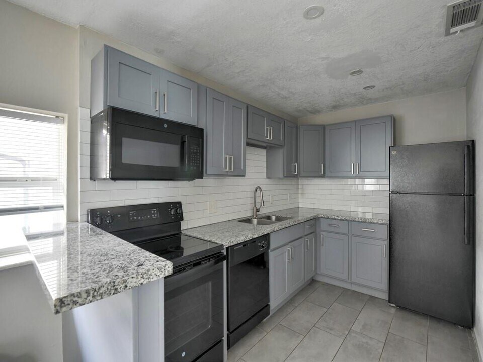 1947 Ojeman Rd in Houston, TX - Building Photo