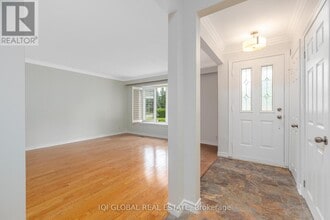 10 Holman Crescent in Aurora, ON - Building Photo - Building Photo
