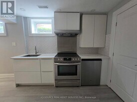 66 Greenfield Dr in Toronto, ON - Building Photo