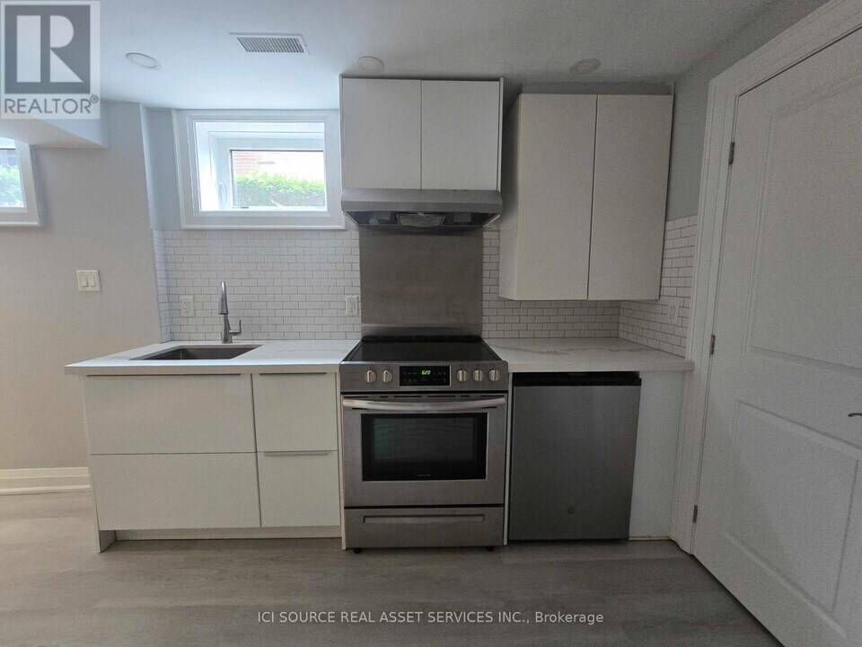 66 Greenfield Dr in Toronto, ON - Building Photo