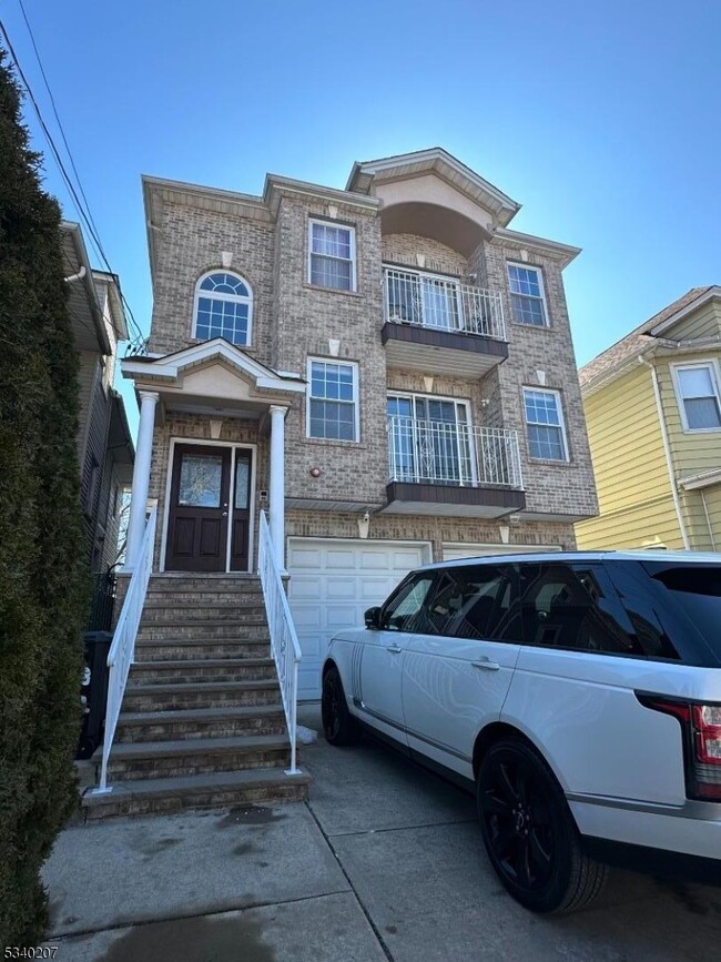 526 Linden Ave-Unit -1 in Elizabeth, NJ - Foto de edificio - Building Photo
