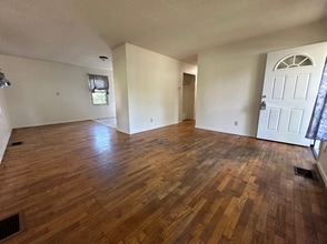 3003 Cabot Dr in Lansing, MI - Building Photo - Building Photo