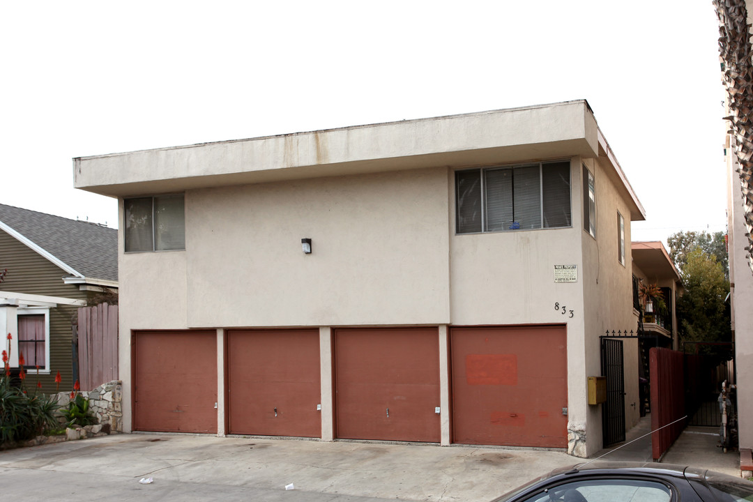 833 Gardenia Ave in Long Beach, CA - Foto de edificio