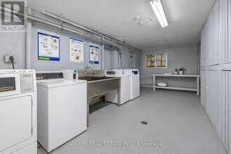 2404 Queen St E in Toronto, ON - Building Photo - Building Photo