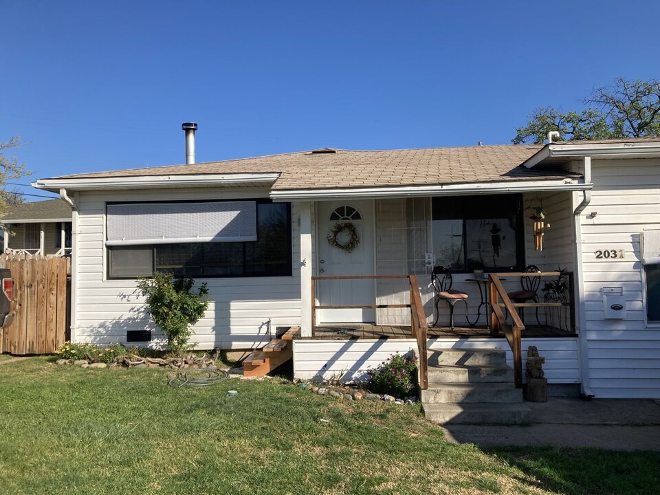 2031 Campbell Ave in Oroville, CA - Building Photo