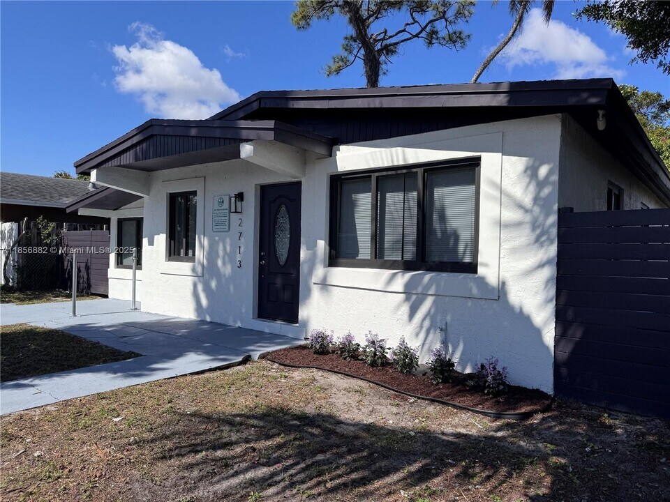 2713 NW 6th Ct in Fort Lauderdale, FL - Building Photo