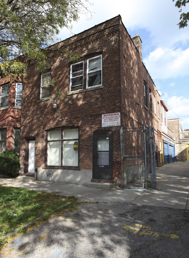 7053 N Ravenswood Ave in Chicago, IL - Building Photo - Building Photo