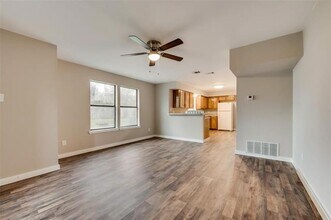 1100 Thannisch Dr in Arlington, TX - Building Photo - Building Photo