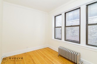 2330 N Spaulding Ave-Unit -2338-3B in Chicago, IL - Foto de edificio - Building Photo