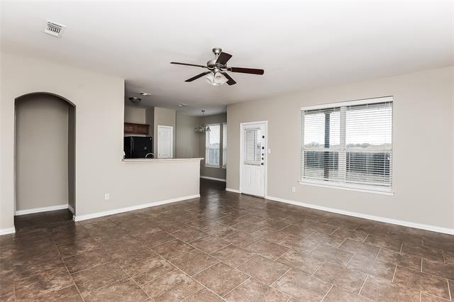 213 Kennedy Dr in Crowley, TX - Foto de edificio - Building Photo