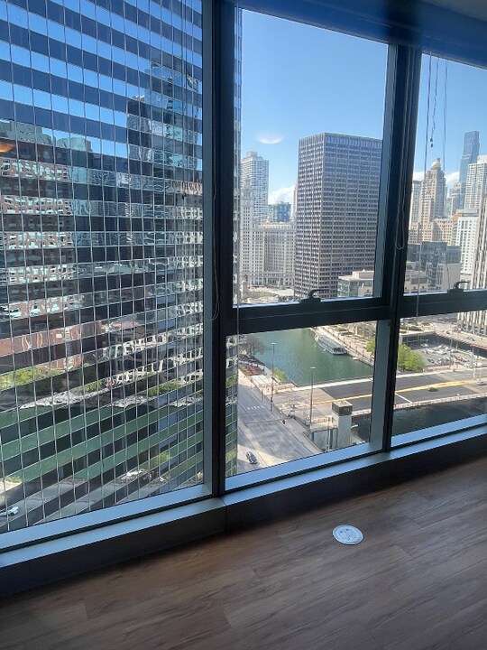 331 W Wacker Dr in Chicago, IL - Building Photo