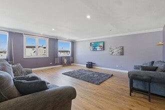 1050 N Milwaukee Ave in Chicago, IL - Building Photo - Building Photo