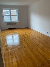 5805 Chem. de la Côte St Luc in Hampstead, QC - Building Photo - Building Photo