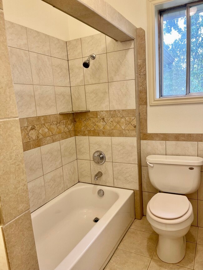 9657 N Leonard St in Portland, OR - Building Photo - Building Photo