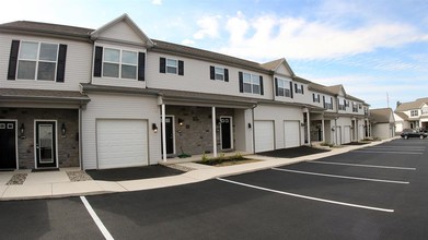 Stone Gate Village in Camp Hill, PA - Foto de edificio - Building Photo