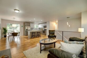 18900 32nd Ave NE in Lake Forest Park, WA - Building Photo - Building Photo