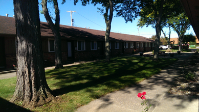 1955 S Reynolds Rd in Toledo, OH - Foto de edificio - Building Photo