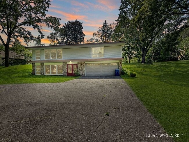 13344 Wyola Rd in Hopkins, MN - Building Photo - Building Photo