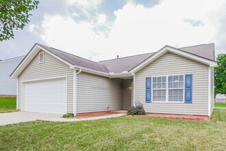 533 River View Dr in Lowell, NC - Building Photo - Building Photo