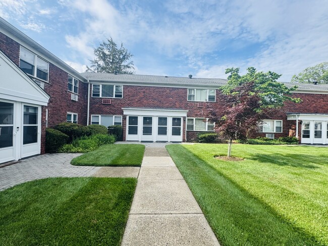 79 Regency Park, Unit 79 Regency in Ramsey, NJ - Building Photo - Building Photo