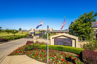 Bishop Park Apartments in Willoughby Hills, OH - Foto de edificio - Building Photo